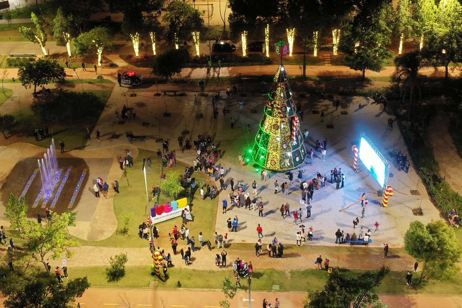 Árvore de Natal de 17 metros é nova atração no Bosque Maia